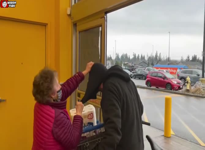 Video :Grandma intervenes and stops a robber with steel balls